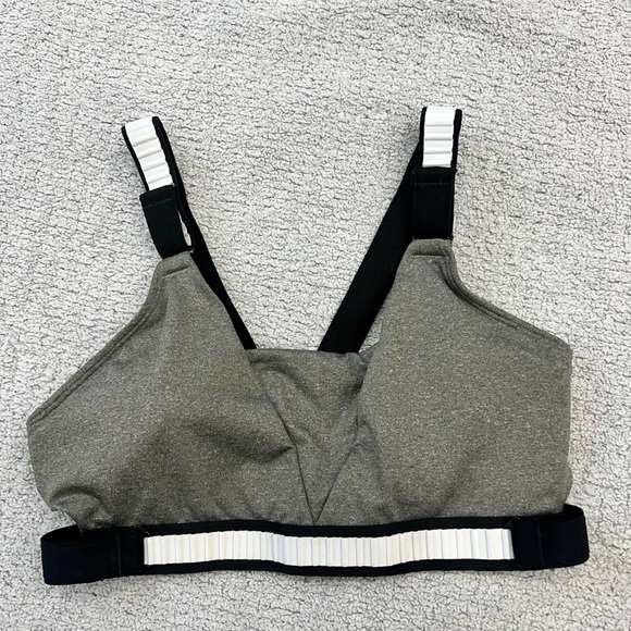 Women’s Nike DriFit sports bra - Picture 2 of 7